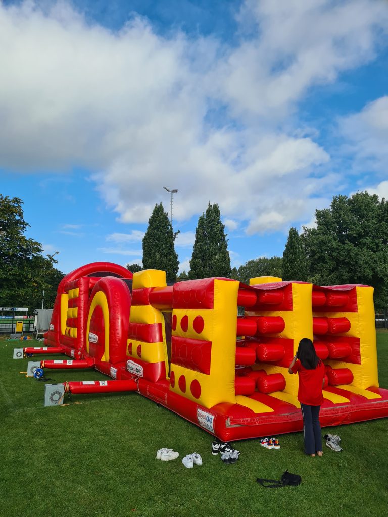 Fundag bij Parkhout met opblaaskussens en springplezier
