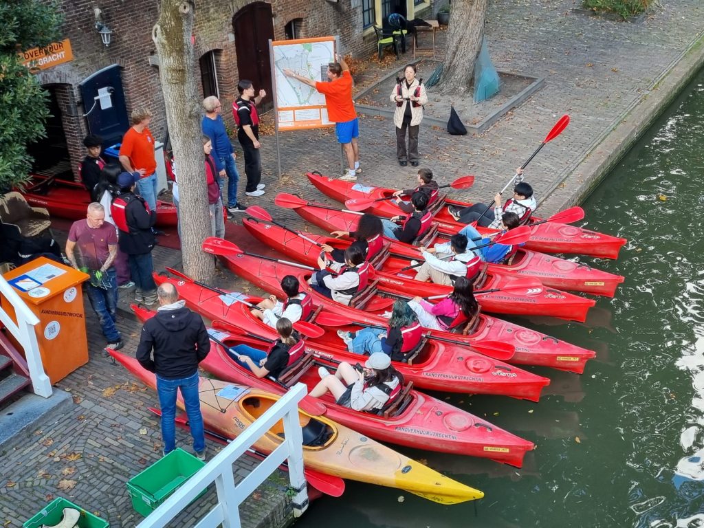 Uitwisseling Chinese studenten kanovaren aan de gracht
