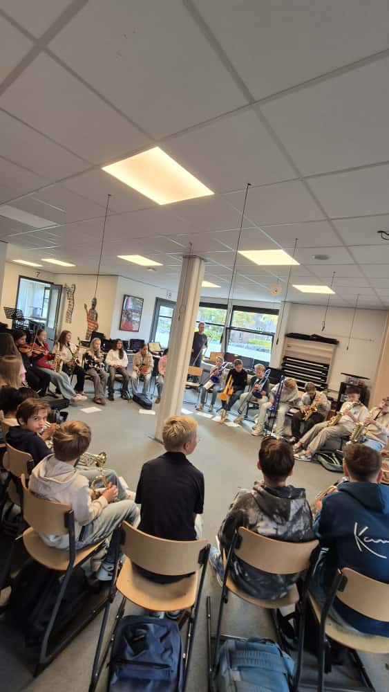 Verschillende instrumenten worden bespeeld op Cals College Nieuwegein.