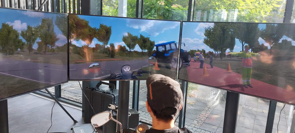 Spelen met de Scooter Simulator om te leren over verkeersveiligheid. 