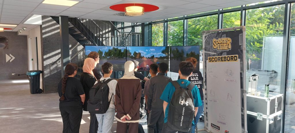 Leerlingen van Cals Nieuwegein bij de Scooter simulator van Scooter Elite. 