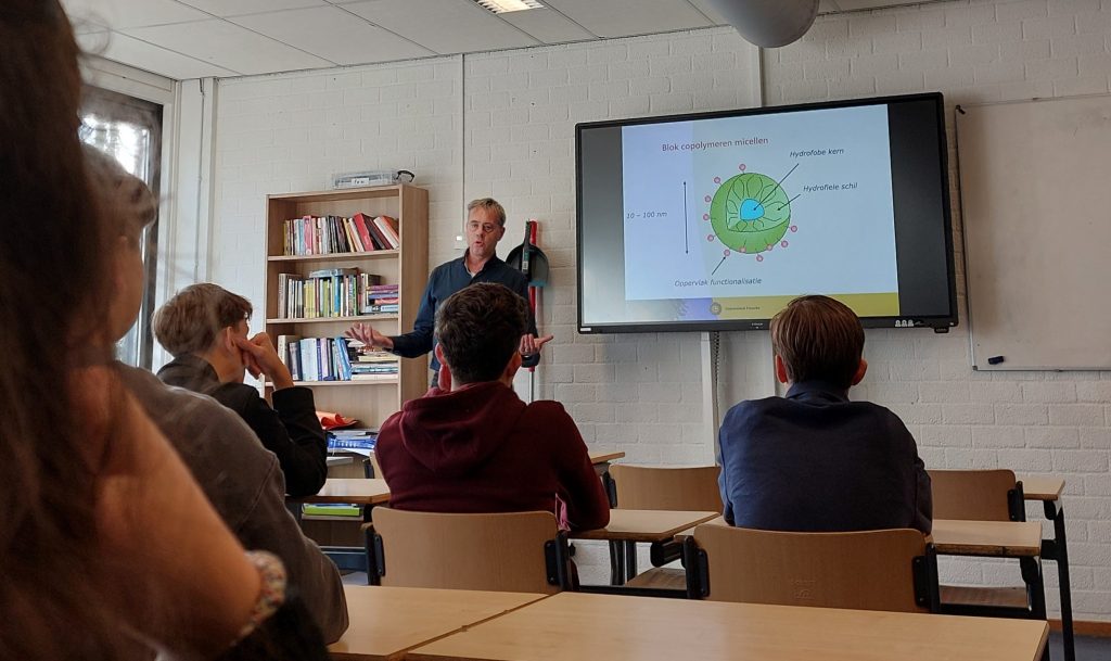 Leerlingen krijgen les tijdens Rector's League 