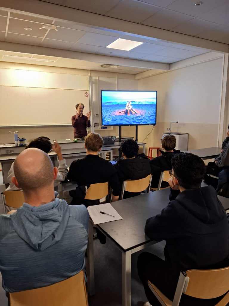 Leerlingen krijgen les van docenten Universiteit Utrecht 