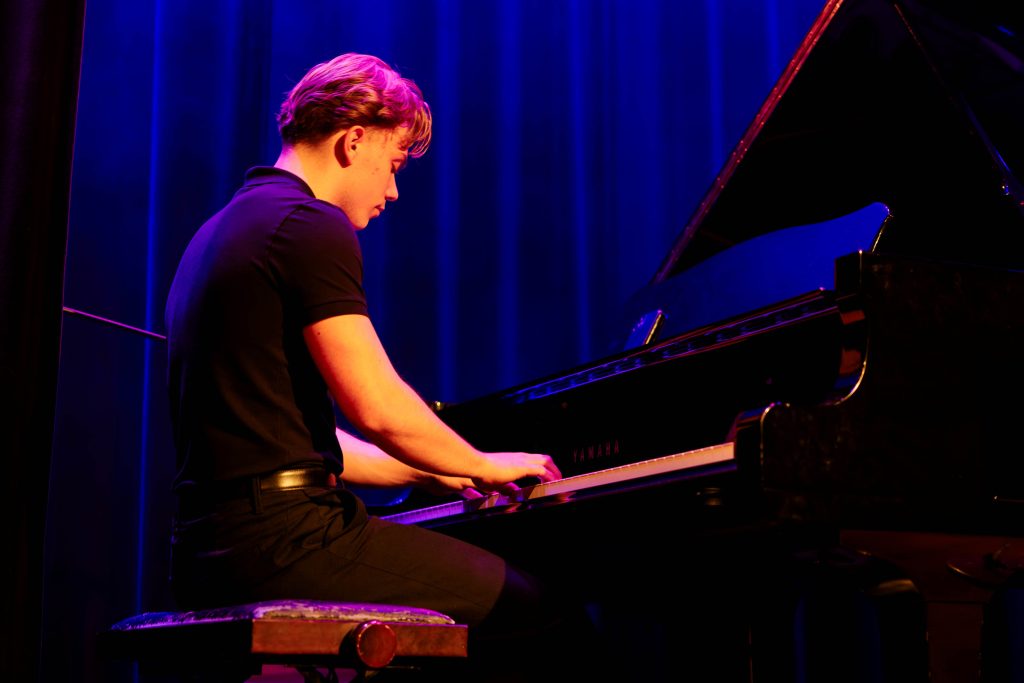 Piano spelen tijdens Cals Cultureel