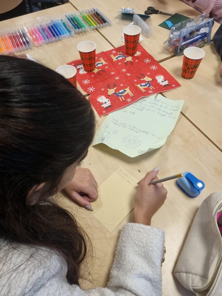 Kaarten schrijven in het kader van een klein gebaar maakt een groot verschil