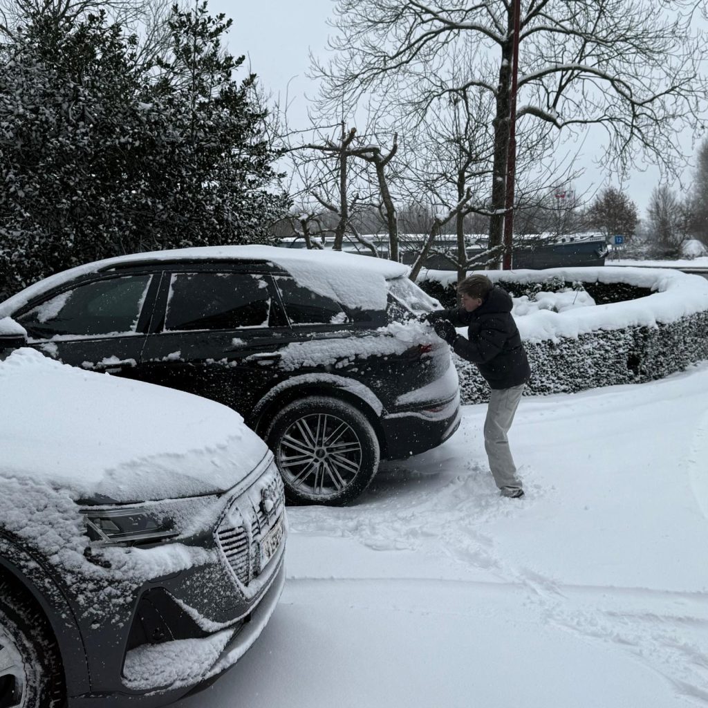 Auto sneeuwvrij maken online gymles 